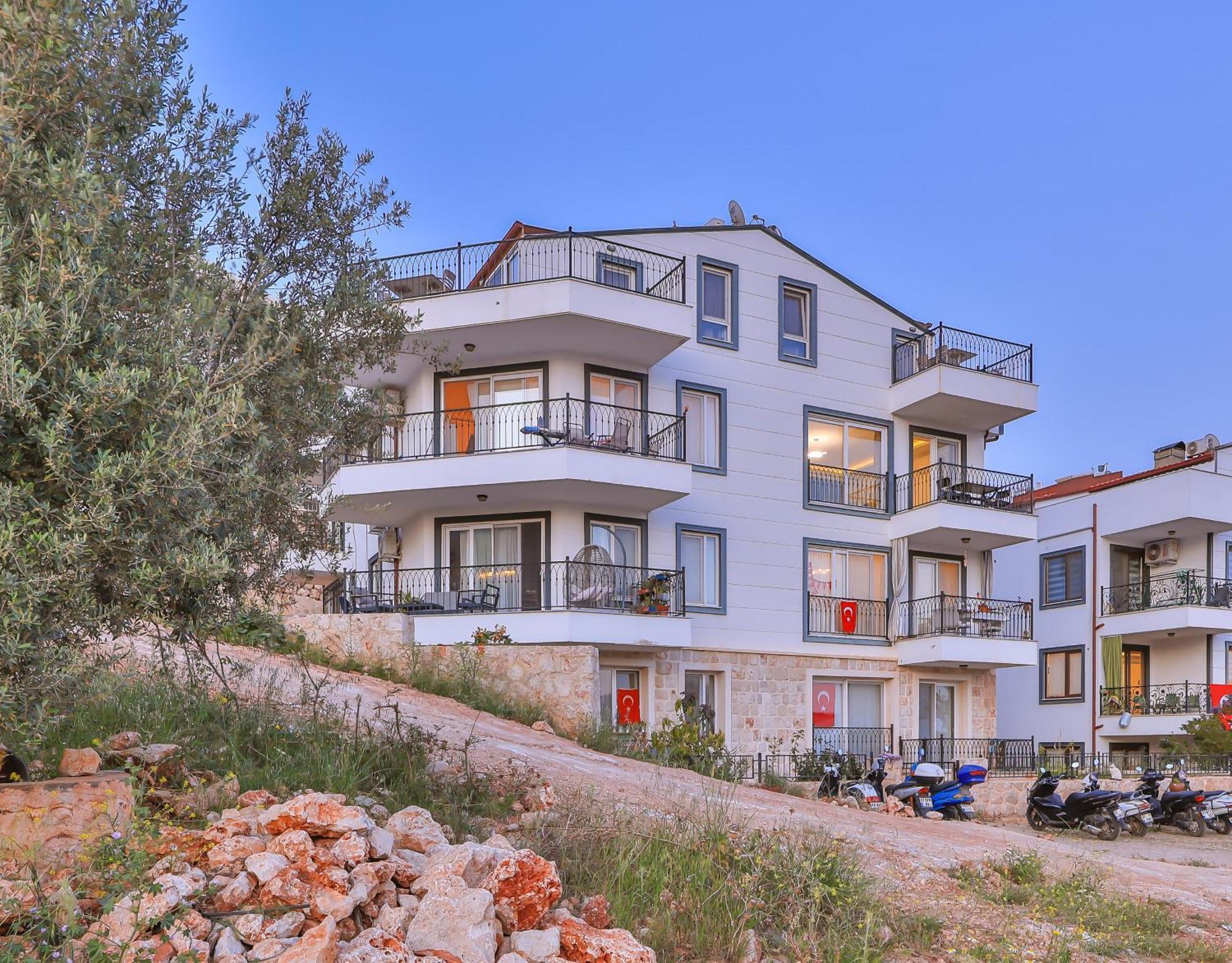 Goekyuezue Suit Apart Kaş Luaran gambar