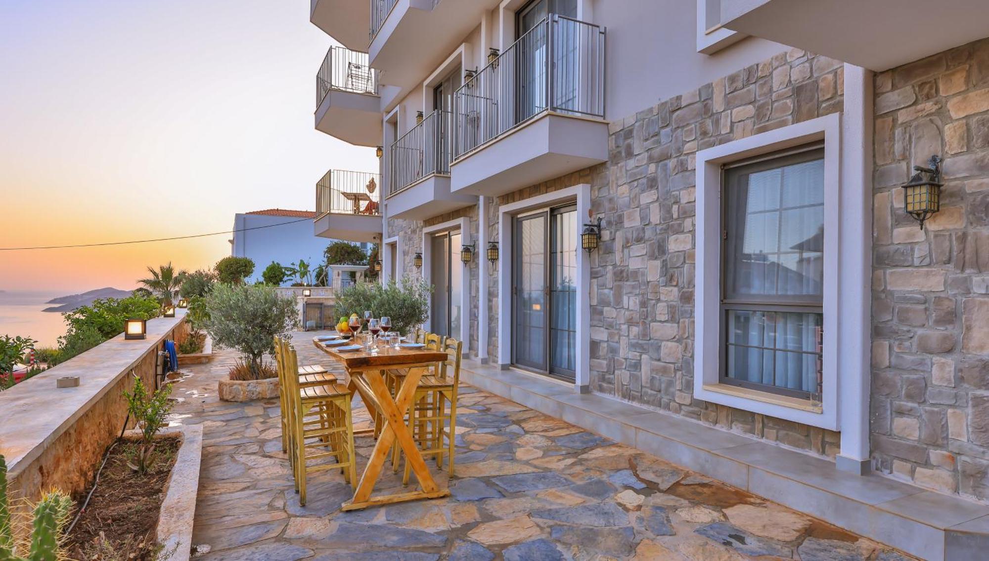 Goekyuezue Suit Apart Kaş Luaran gambar