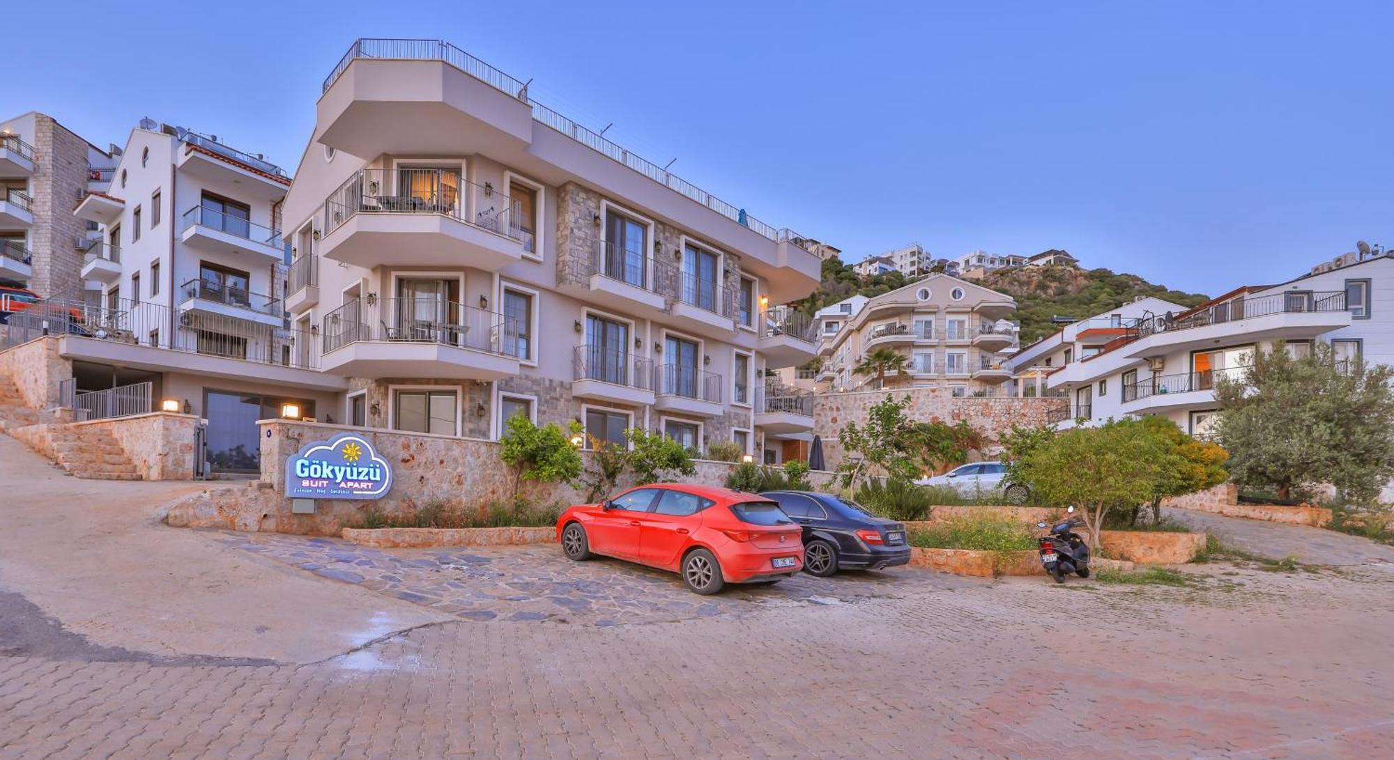 Goekyuezue Suit Apart Kaş Luaran gambar