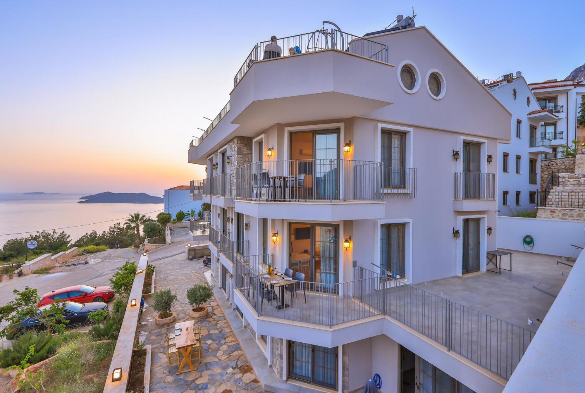 Goekyuezue Suit Apart Kaş Luaran gambar
