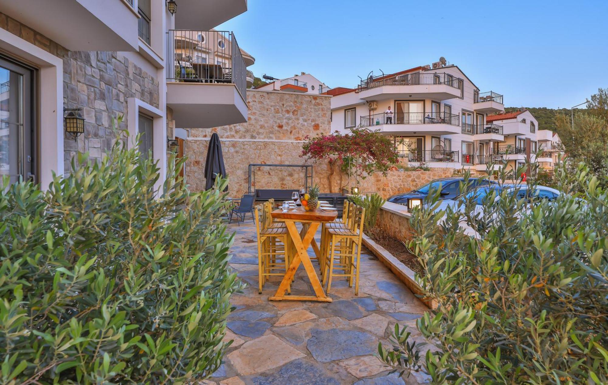 Goekyuezue Suit Apart Kaş Luaran gambar